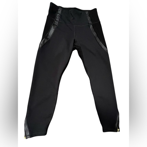 Old Navy Elevate Leggings workout Medium Black yoga leather Streaks EUC - Picture 1 of 10